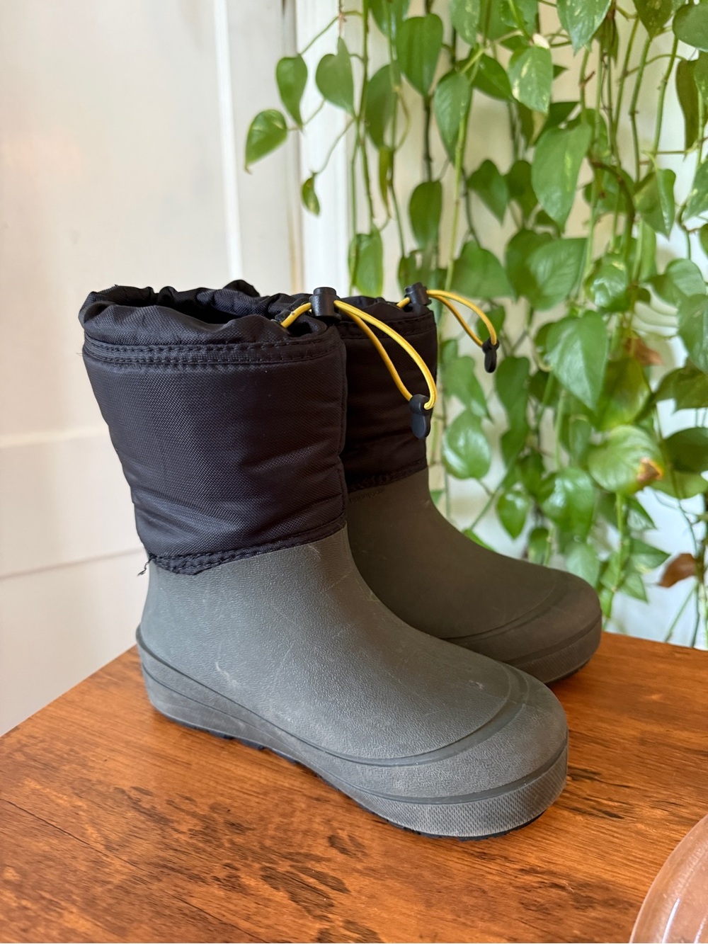 Kids Waterproof Snow Boots - Black and Olive size 1 youth